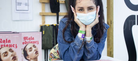 BARCELONA, ESPAÑA – JULIO 8. La Mala Rodríguez posando durante la firma de su libro en el Festival Cruïlla 2021 el 8 de julio de 2021 en Barcelona, España. (Foto por Fernando Pérez) Cruïlla