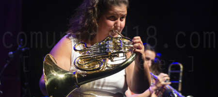 BARCELONA, ESPAÑA – AGOSTO 19. Alba Ramírez (Trompa) de Balkan Paradise Orchestra en concierto en el Centre Artesà Tradicionàrius como parte de la Fiesta Mayor de Gracia el 19 de agosto de 2021 en Barcelona, España. (Foto por Fernando Pérez)