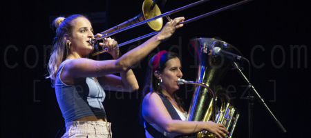 BARCELONA, ESPAÑA – AGOSTO 19. Maria Cofan (Trombón) y Olivia Casas (Tuba) de Balkan Paradise Orchestra en concierto en el Centre Artesà Tradicionàrius como parte de la Fiesta Mayor de Gracia el 19 de agosto de 2021 en Barcelona, España. (Foto por Fernando Pérez) Balkan Paradise Orchestra Tradicionàrius