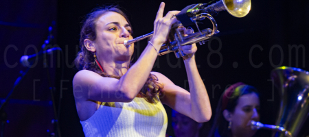 BARCELONA, ESPAÑA – AGOSTO 19. Mila González (Trompeta) de Balkan Paradise Orchestra en concierto en el Centre Artesà Tradicionàrius como parte de la Fiesta Mayor de Gracia el 19 de agosto de 2021 en Barcelona, España. (Foto por Fernando Pérez)