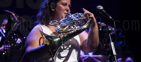 BARCELONA, ESPAÑA – AGOSTO 19. Alba Ramírez (Tromba) de Balkan Paradise Orchestra en concierto en el Centre Artesà Tradicionàrius como parte de la Fiesta Mayor de Gracia el 19 de agosto de 2021 en Barcelona, España. (Foto por Fernando Pérez)