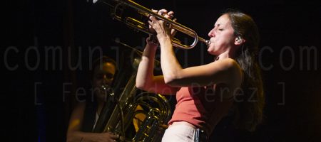 BARCELONA, ESPAÑA – AGOSTO 19. Berta Gala (Trompeta) de Balkan Paradise Orchestra en concierto en el Centre Artesà Tradicionàrius el 19 de agosto de 2021 en Barcelona, España. (Foto por Fernando Pérez)