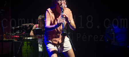 BARCELONA, ESPAÑA – AGOSTO 19. Eva Garín (Clarinete) de Balkan Paradise Orchestra en concierto en el Centre Artesà Tradicionàrius como parte de la Fiesta Mayor de Gracia el 19 de agosto de 2021 en Barcelona, España. (Foto por Fernando Pérez)