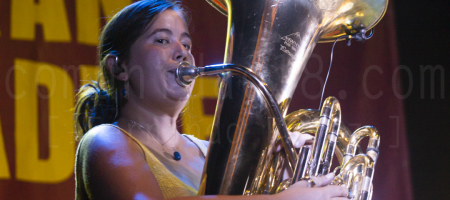 BARCELONA, ESPAÑA – AGOSTO 19. Maria Puerta (Tuba) de Balkan Paradise Orchestra en concierto en el Centre Artesà Tradicionàrius como parte de la Fiesta Mayor de Gracia el 19 de agosto de 2021 en Barcelona, España. (Foto por Fernando Pérez)