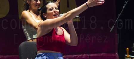 BARCELONA, ESPAÑA – AGOSTO 19. Laura Lacueva (Clarinete) de Balkan Paradise Orchestra en concierto en el Centre Artesà Tradicionàrius como parte de la Fiesta Mayor de Gracia el 19 de agosto de 2021 en Barcelona, España. (Foto por Fernando Pérez)