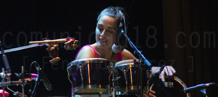 BARCELONA, ESPAÑA – AGOSTO 19. Elisenda Fàbregas (Percusión) de Balkan Paradise Orchestra en concierto en el Centre Artesà Tradicionàrius como parte de la Fiesta Mayor de Gracia el 19 de agosto de 2021 en Barcelona, España. (Foto por Fernando Pérez)