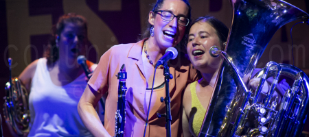 BARCELONA, ESPAÑA – AGOSTO 19. Eva Garín (Izquierda) y Maria Puertas (Derecha) de Balkan Paradise Orchestra en concierto en el Centre Artesà Tradicionàrius como parte de la Fiesta Mayor de Gracia el 19 de agosto de 2021 en Barcelona, España. (Foto por Fernando Pérez)