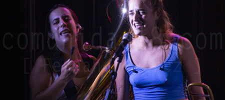 BARCELONA, ESPAÑA – AGOSTO 19. Maria Cofan (Trombón) y Olivia Casas (Tuba) de Balkan Paradise Orchestra en concierto en el Centre Artesà Tradicionàrius como parte de la Fiesta Mayor de Gracia el 19 de agosto de 2021 en Barcelona, España. (Foto por Fernando Pérez)
