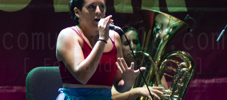 BARCELONA, ESPAÑA – AGOSTO 19. Laura Lacueva (Clarinete) de Balkan Paradise Orchestra en concierto en el Centre Artesà Tradicionàrius como parte de la Fiesta Mayor de Gracia el 19 de agosto de 2021 en Barcelona, España. (Foto por Fernando Pérez) Balkan Paradise Orchestra Tradicionàrius