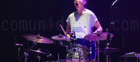 BARCELONA, ESPAÑA – AGOSTO 19. Núria Perich (Batería) de Balkan Paradise Orchestra en concierto en el Centre Artesà Tradicionàrius como parte de la Fiesta Mayor de Gracia el 19 de agosto de 2021 en Barcelona, España. (Foto por Fernando Pérez)