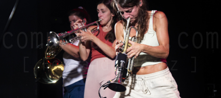BARCELONA, ESPAÑA – AGOSTO 19. Mila González (Trompeta, en primer plano), Berta Gala (Trompeta, en segundo plano), Alba Ramírez (Trompa, fondo) de Balkan Paradise Orchestra en concierto en el Centre Artesà Tradicionàrius como parte de la Fiesta Mayor de Gracia el 19 de agosto de 2021 en Barcelona, España. (Foto por Fernando Pérez) Balkan Paradise Orchestra Tradicionàrius
