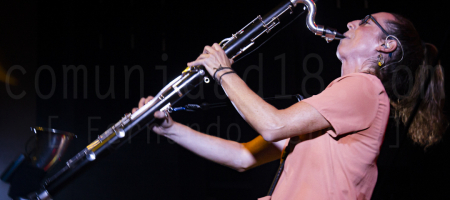 BARCELONA, ESPAÑA – AGOSTO 19. Eva Garín (Clarinete) de Balkan Paradise Orchestra en concierto en el Centre Artesà Tradicionàrius como parte de la Fiesta Mayor de Gracia el 19 de agosto de 2021 en Barcelona, España. (Foto por Fernando Pérez)