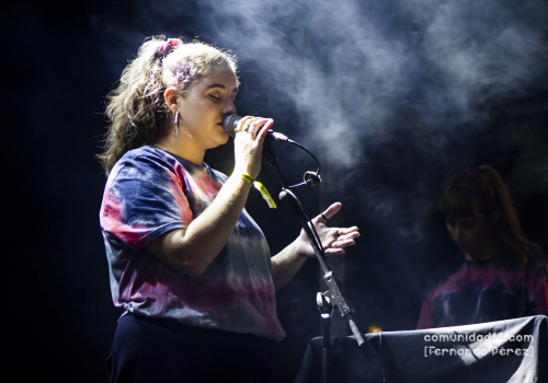 BARCELONA, ESPAÑA – SEPTIEMBRE 24. Iris Deco en concierto en el Escenario Jardins del Doctor Pla i Armengol como parte de la Fiesta de la Mercè el 24 de septiembre de 2021 en Barcelona, España. (Foto por Fernando Pérez)