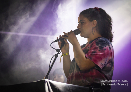 BARCELONA, ESPAÑA – SEPTIEMBRE 24. Iris Deco en concierto en el Escenario Jardins del Doctor Pla i Armengol como parte de la Fiesta de la Mercè el 24 de septiembre de 2021 en Barcelona, España. (Foto por Fernando Pérez)