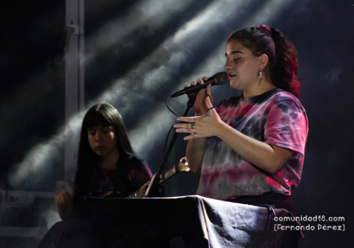 BARCELONA, ESPAÑA – SEPTIEMBRE 24. Iris Deco en concierto en el Escenario Jardins del Doctor Pla i Armengol como parte de la Fiesta de la Mercè el 24 de septiembre de 2021 en Barcelona, España. (Foto por Fernando Pérez)