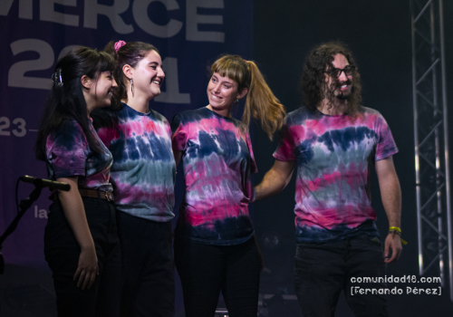 BARCELONA, ESPAÑA – SEPTIEMBRE 24. Iris Deco y su banda (de izquierda a derecha Cecilia Coca, Iris Deco, Ana López, Pau Schultz) al finalizar el concierto en el Escenario Jardins del Doctor Pla i Armengol como parte de la Fiesta de la Mercè el 24 de septiembre de 2021 en Barcelona, España. (Foto por Fernando Pérez)