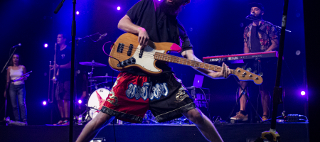 BARCELONA, ESPAÑA – SEPTIEMBRE 9. Jaume Guerra (Bajo) de Itaca Band en concierto como parte del Festival Grec en la Sala Barts el 9 de septiembre de 2021 en Barcelona, España. (Foto por Fernando Pérez)