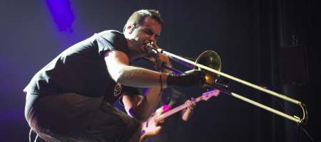 BARCELONA, ESPAÑA – SEPTIEMBRE 9. C. Máquez (Trombón) de Itaca Band en concierto como parte del Festival Grec en la Sala Barts el 9 de septiembre de 2021 en Barcelona, España. (Foto por Fernando Pérez)