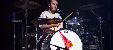 BARCELONA, ESPAÑA – SEPTIEMBRE 9. Jordi Busquets (Batería) de Itaca Band en concierto como parte del Festival Grec en la Sala Barts el 9 de septiembre de 2021 en Barcelona, España. (Foto por Fernando Pérez)