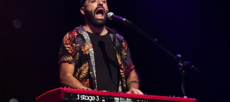 BARCELONA, ESPAÑA – SEPTIEMBRE 9. Hug (Teclado) de Itaca Band en concierto como parte del Festival Grec en la Sala Barts el 9 de septiembre de 2021 en Barcelona, España. (Foto por Fernando Pérez)