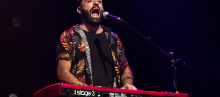 BARCELONA, ESPAÑA – SEPTIEMBRE 9. Hug (Teclado) de Itaca Band en concierto como parte del Festival Grec en la Sala Barts el 9 de septiembre de 2021 en Barcelona, España. (Foto por Fernando Pérez)