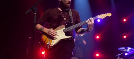 BARCELONA, ESPAÑA – SEPTIEMBRE 9. Elías Maro (Guitarra) Itaca Band en concierto como parte del Festival Grec en la Sala Barts el 9 de septiembre de 2021 en Barcelona, España. (Foto por Fernando Pérez)