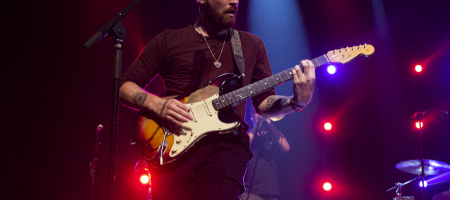 BARCELONA, ESPAÑA – SEPTIEMBRE 9. Elías Maro (Guitarra) Itaca Band en concierto como parte del Festival Grec en la Sala Barts el 9 de septiembre de 2021 en Barcelona, España. (Foto por Fernando Pérez)