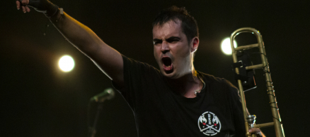 BARCELONA, ESPAÑA – SEPTIEMBRE 9. C. Máquez (Trombón) de Itaca Band en concierto como parte del Festival Grec en la Sala Barts el 9 de septiembre de 2021 en Barcelona, España. (Foto por Fernando Pérez)