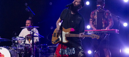 BARCELONA, ESPAÑA – SEPTIEMBRE 9. Jaume Guerra (Bajo) de Itaca Band en concierto como parte del Festival Grec en la Sala Barts el 9 de septiembre de 2021 en Barcelona, España. (Foto por Fernando Pérez)