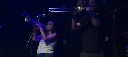 BARCELONA, ESPAÑA – SEPTIEMBRE 9. C. Máquez (1er Plano) y Alba Armengou (2do Plano) de Itaca Band en concierto como parte del Festival Grec en la Sala Barts el 9 de septiembre de 2021 en Barcelona, España. (Foto por Fernando Pérez)