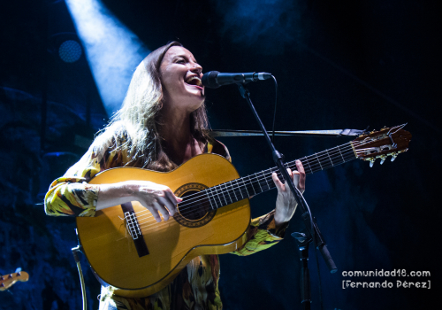 BARCELONA, ESPAÑA – SEPTIEMBRE 25. Judit Neddermann en concierto como parte de la Fiesta de la Mercè el 25 de septiembre de 2021 en Barcelona, España. (Foto por Fernando Pérez)