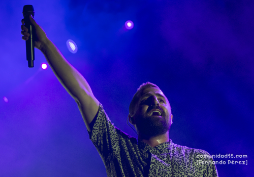 BARCELONA, ESPAÑA – SEPTIEMBRE 26. Artur Martínez (Voz) de La Fúmiga en concierto como parte de la Fiesta de la Mercè el 26 de septiembre de 2021 en Barcelona, España. (Foto por Fernando Pérez)