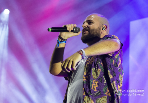 BARCELONA, ESPAÑA – SEPTIEMBRE 26. José Beteta (Voz) de La Fúmiga en concierto como parte de la Fiesta de la Mercè el 26 de septiembre de 2021 en Barcelona, España. (Foto por Fernando Pérez)