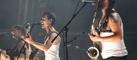 BARCELONA, ESPAÑA – SEPTIEMBRE 5. La Maravillosa Orquesta del Alcohol (La M.O.D.A.) en concierto en el Parc del Fòrum como parte de las Nits del Forum el 5 de septiembre de 2021 en Barcelona, España. (Foto por Fernando Pérez)