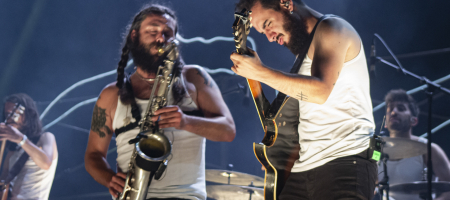 BARCELONA, ESPAÑA – SEPTIEMBRE 5. Nacho Mur y Alvar de Pablo de La Maravillosa Orquesta del Alcohol (La M.O.D.A.) en concierto en el Parc del Fòrum como parte de las Nits del Forum el 5 de septiembre de 2021 en Barcelona, España. (Foto por Fernando Pérez) La M.O.D.A Barcelona