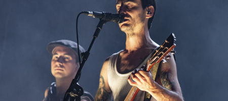 BARCELONA, ESPAÑA – SEPTIEMBRE 5. David Ruiz (1er plano) y Joselito Maravillas (2do plano) de La Maravillosa Orquesta del Alcohol (La M.O.D.A.) en concierto en el Parc del Fòrum como parte de las Nits del Forum el 5 de septiembre de 2021 en Barcelona, España. (Foto por Fernando Pérez) La M.O.D.A Barcelona
