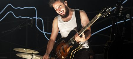 BARCELONA, ESPAÑA – SEPTIEMBRE 5. Nacho Mur de La Maravillosa Orquesta del Alcohol (La M.O.D.A.) en concierto en el Parc del Fòrum como parte de las Nits del Forum el 5 de septiembre de 2021 en Barcelona, España. (Foto por Fernando Pérez)