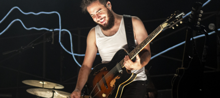 BARCELONA, ESPAÑA – SEPTIEMBRE 5. Nacho Mur de La Maravillosa Orquesta del Alcohol (La M.O.D.A.) en concierto en el Parc del Fòrum como parte de las Nits del Forum el 5 de septiembre de 2021 en Barcelona, España. (Foto por Fernando Pérez)