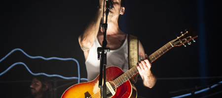 BARCELONA, ESPAÑA – SEPTIEMBRE 5. David Ruiz de La Maravillosa Orquesta del Alcohol (La M.O.D.A.) en concierto en el Parc del Fòrum como parte de las Nits del Forum el 5 de septiembre de 2021 en Barcelona, España. (Foto por Fernando Pérez)