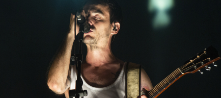 BARCELONA, ESPAÑA – SEPTIEMBRE 5. David Ruiz de La Maravillosa Orquesta del Alcohol (La M.O.D.A.) en concierto en el Parc del Fòrum como parte de las Nits del Forum el 5 de septiembre de 2021 en Barcelona, España. (Foto por Fernando Pérez)