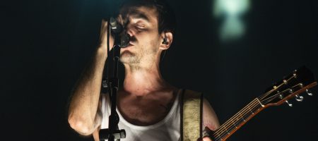 BARCELONA, ESPAÑA – SEPTIEMBRE 5. David Ruiz de La Maravillosa Orquesta del Alcohol (La M.O.D.A.) en concierto en el Parc del Fòrum como parte de las Nits del Forum el 5 de septiembre de 2021 en Barcelona, España. (Foto por Fernando Pérez)