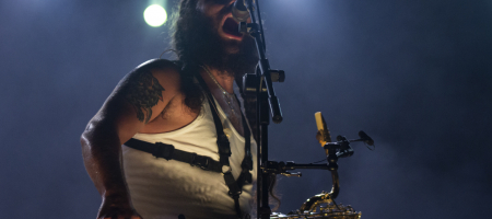 BARCELONA, ESPAÑA – SEPTIEMBRE 5. Alvar de Pablo de La Maravillosa Orquesta del Alcohol (La M.O.D.A.) en concierto en el Parc del Fòrum como parte de las Nits del Forum el 5 de septiembre de 2021 en Barcelona, España. (Foto por Fernando Pérez)