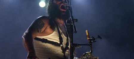 BARCELONA, ESPAÑA – SEPTIEMBRE 5. Alvar de Pablo de La Maravillosa Orquesta del Alcohol (La M.O.D.A.) en concierto en el Parc del Fòrum como parte de las Nits del Forum el 5 de septiembre de 2021 en Barcelona, España. (Foto por Fernando Pérez)
