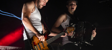 BARCELONA, ESPAÑA – SEPTIEMBRE 5. Jorge Juan Mariscal (1er plano) y Joselito Maravillas (2do plano) de La Maravillosa Orquesta del Alcohol (La M.O.D.A.) en concierto en el Parc del Fòrum como parte de las Nits del Forum el 5 de septiembre de 2021 en Barcelona, España. (Foto por Fernando Pérez)