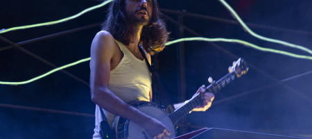 BARCELONA, ESPAÑA – SEPTIEMBRE 5. Jacobo Naya de La Maravillosa Orquesta del Alcohol (La M.O.D.A.) en concierto en el Parc del Fòrum como parte de las Nits del Forum el 5 de septiembre de 2021 en Barcelona, España. (Foto por Fernando Pérez)