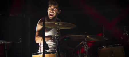 BARCELONA, ESPAÑA – SEPTIEMBRE 5. Caleb Melguizo de La Maravillosa Orquesta del Alcohol (La M.O.D.A.) en concierto en el Parc del Fòrum como parte de las Nits del Forum el 5 de septiembre de 2021 en Barcelona, España. (Foto por Fernando Pérez)