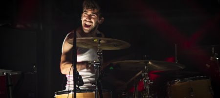 BARCELONA, ESPAÑA – SEPTIEMBRE 5. Caleb Melguizo de La Maravillosa Orquesta del Alcohol (La M.O.D.A.) en concierto en el Parc del Fòrum como parte de las Nits del Forum el 5 de septiembre de 2021 en Barcelona, España. (Foto por Fernando Pérez)