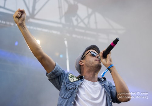BARCELONA, ESPAÑA – SEPTIEMBRE 26. Tonet Blàzquez (Voz) de Porto Bello en concierto organizado por la emisora de radio RAC 105 como parte de la Fiesta de la Mercè el 26 de septiembre de 2021 en Barcelona, España. (Foto por Fernando Pérez)