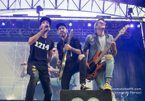BARCELONA, ESPAÑA – SEPTIEMBRE 26. Roger Vila (Voz), Gerard (Guitarra), Tonet Blàzquez (Bajo) de Porto Bello en concierto organizado por la emisora de radio RAC 105 como parte de la Fiesta de la Mercè el 26 de septiembre de 2021 en Barcelona, España. (Foto por Fernando Pérez)