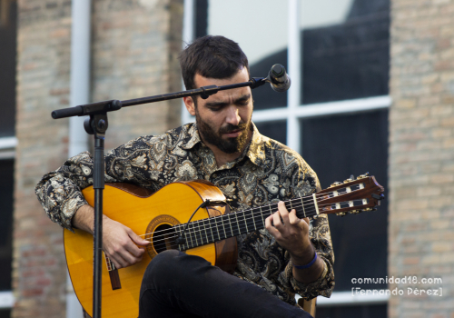 BARCELONA, ESPAÑA – SEPTIEMBRE 23. Darío Barroso Miranda (Guitarra) durante el concierto de Raquel Lúa en el escenario Fabra como parte de la Fiesta de la Mercè el 23 de septiembre de 2021 en Barcelona, España. (Foto por Fernando Pérez)